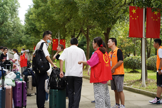 以“心”迎 “新”，凝“新”聚力 ，上海工商职业技术学院喜迎2021级新同学